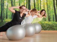 Rückenschule - Plank auf Gymnastikball mit Armen hinter Kopf - Körperspannung trainieren