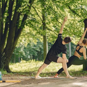 Mann und Frau beim Sport im Park