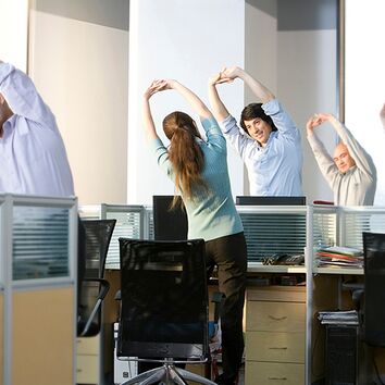 Gruppe während der bewegter Pause im Büro